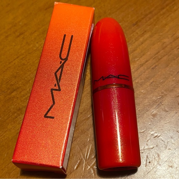 MAC Matte Lipstick Lookin’ Like Wealth - Picture 3 of 16
